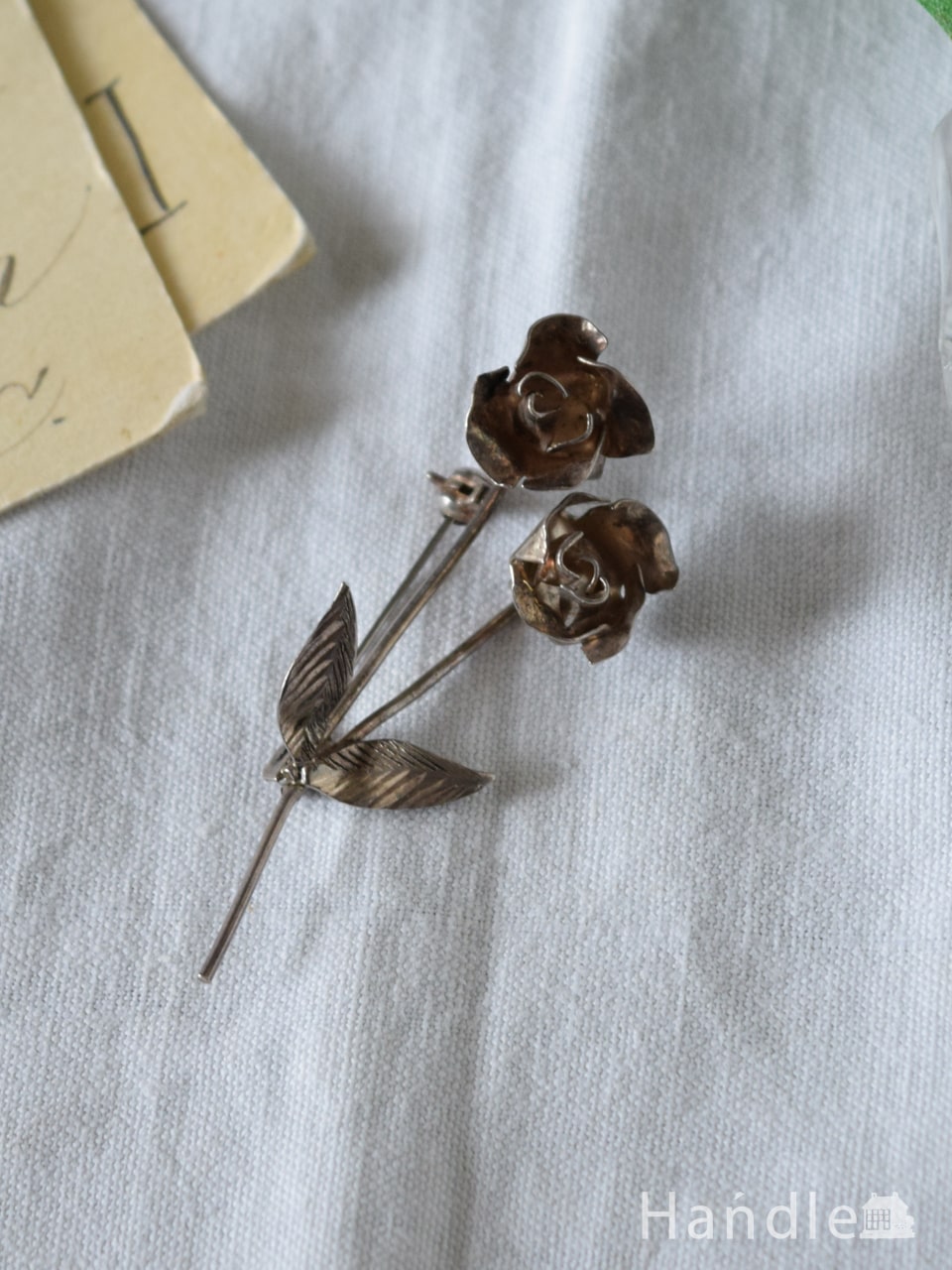 イギリスで見つけたバラのフォルムがおしゃれなアンティークブローチ