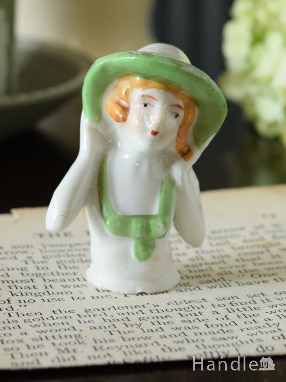 グリーンの帽子を被った女性が可愛いアンティークの陶磁器、イギリスで見つけたフィギュアハーフドール(m-5974-z)｜アンティーク雑貨