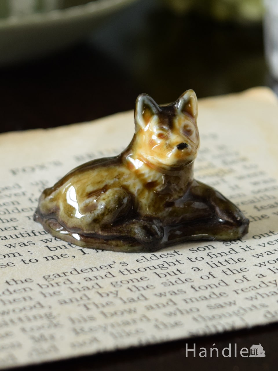 イギリスで見つけたWADE社のビンテージ陶器、Whimsiesシリーズのアルザス犬のフィギア（ Alsatian Dog） (m-6088-z)
