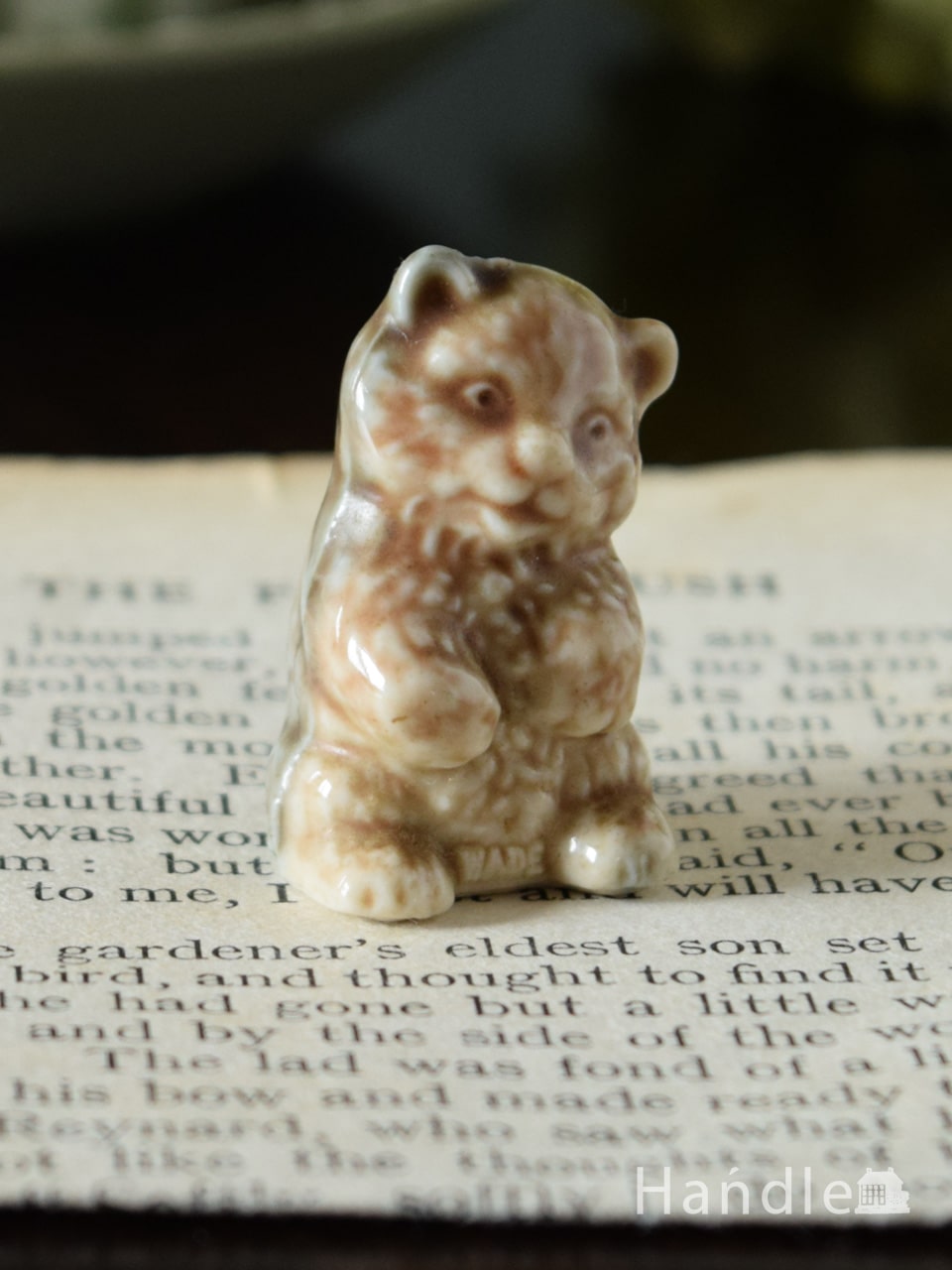 イギリスで見つけたWADE社のビンテージ陶器、Whimsiesシリーズのフィギア（子熊） (m-6112-z)