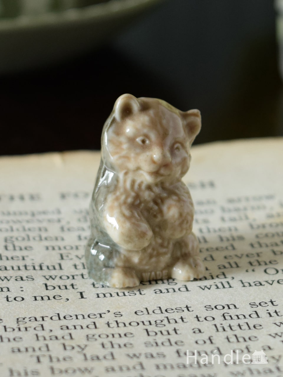 イギリスで見つけたWADE社のビンテージ陶器、Whimsiesシリーズのフィギア（子熊） (m-6114-z)