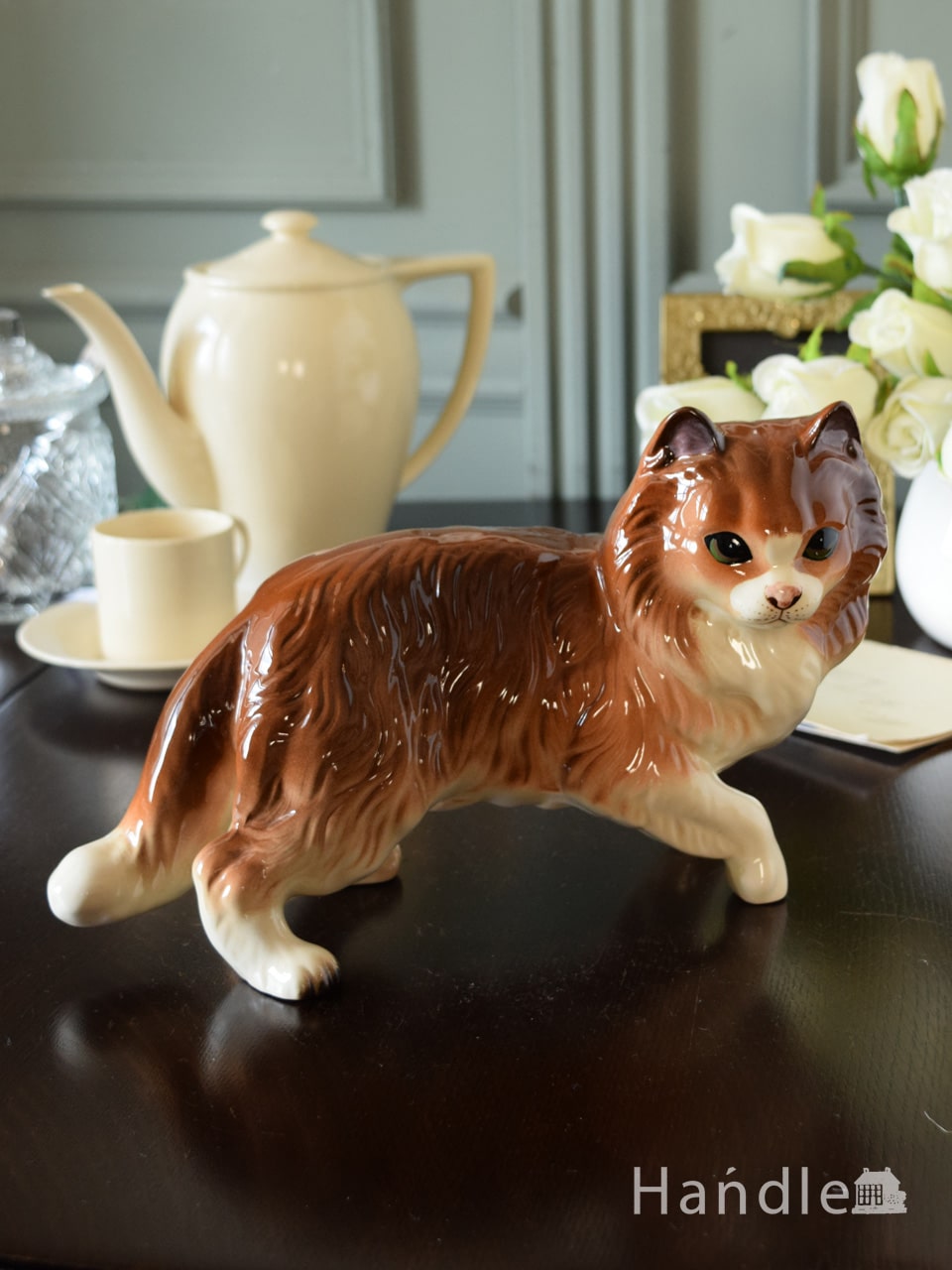 イギリスで見つけたアンティークのオブジェ、愛嬌たっぷりのネコのフィギュリン