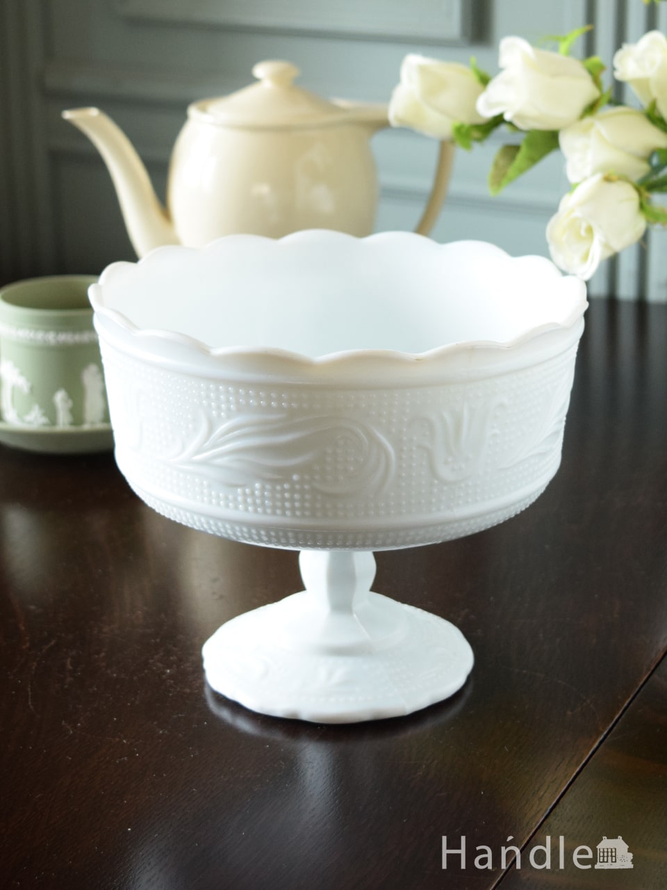 アンティークのミルクガラスの食器、リーフ×お花模様が優雅な白い脚付きコンポート (m-5925-z)