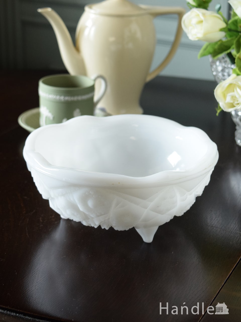 真っ白なアンティークミルクガラスの食器、葉っぱの形が可愛い持ち