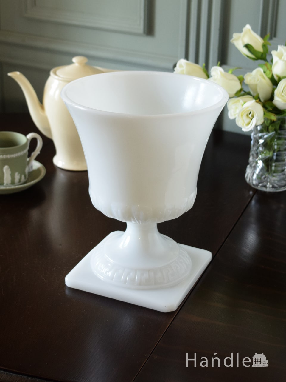 アンティークのミルクガラスの花器、真っ白なガラスのフラワーベース(m
