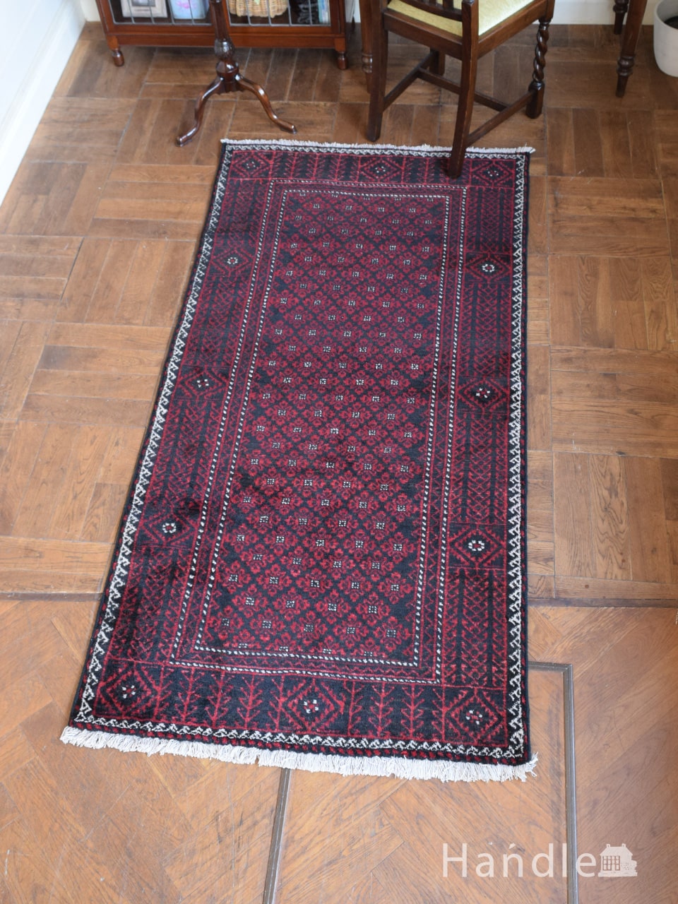 バルーチのおしゃれなビンテージ絨毯、幾何学模様のトライバルラグ