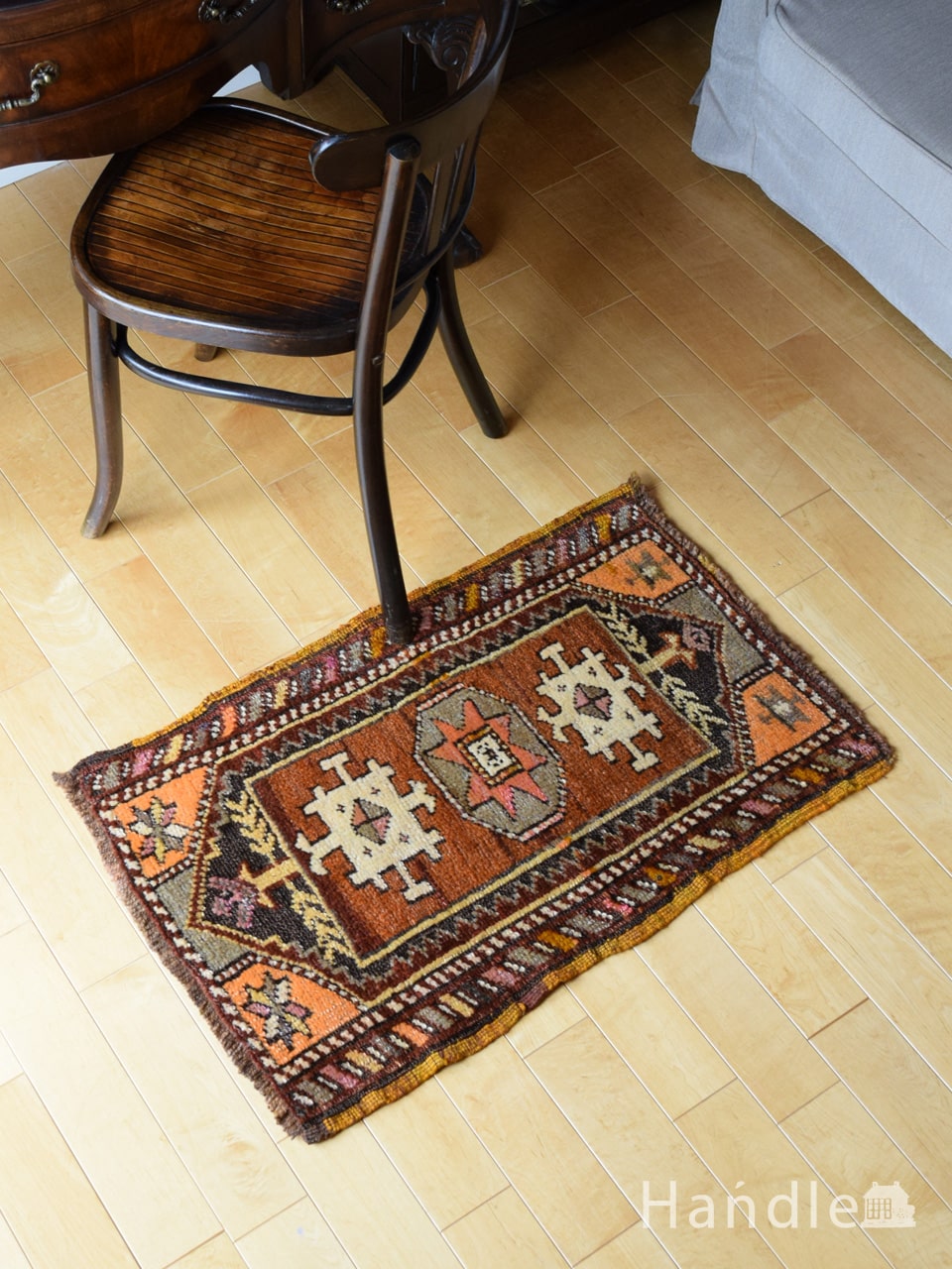コンパクトサイズのおしゃれなオールド絨毯、一点もののビンテージ、トライバルラグ (m-6516-z)