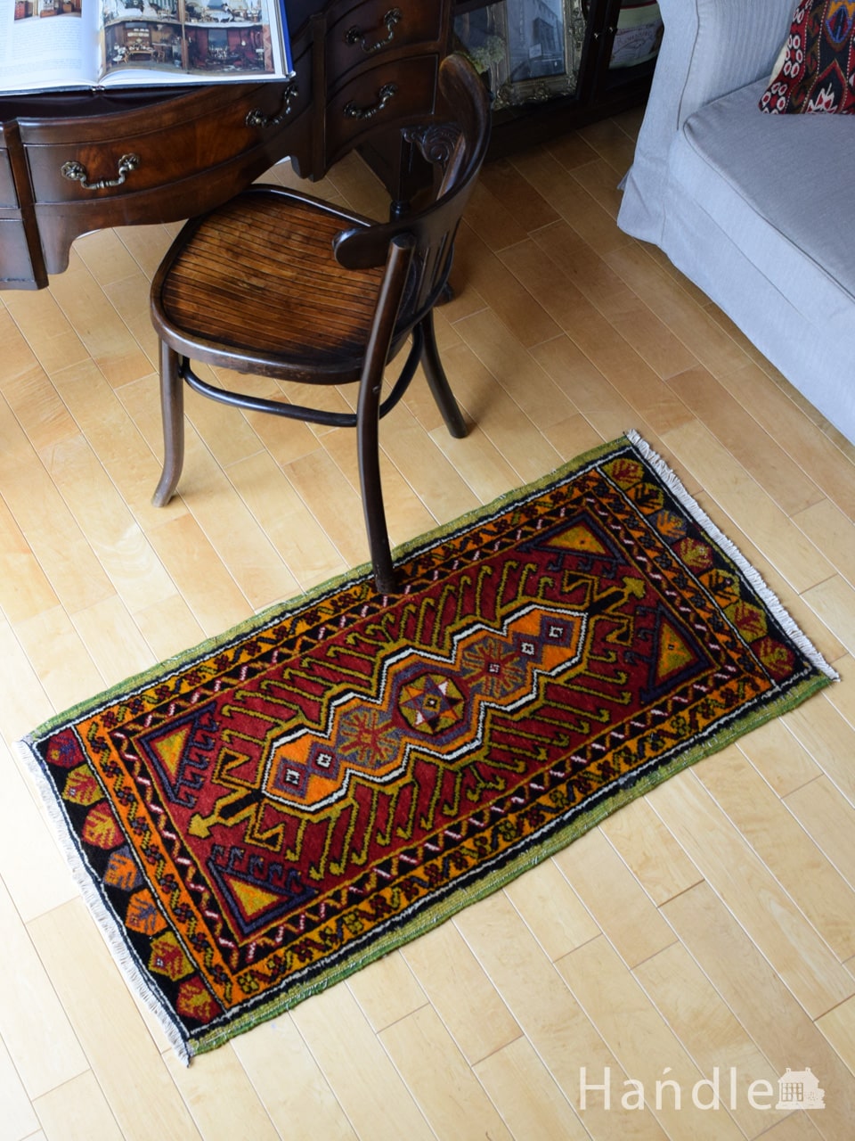 トルコのおしゃれなオールド絨毯、鮮やかな色の組み合わせで描かれた