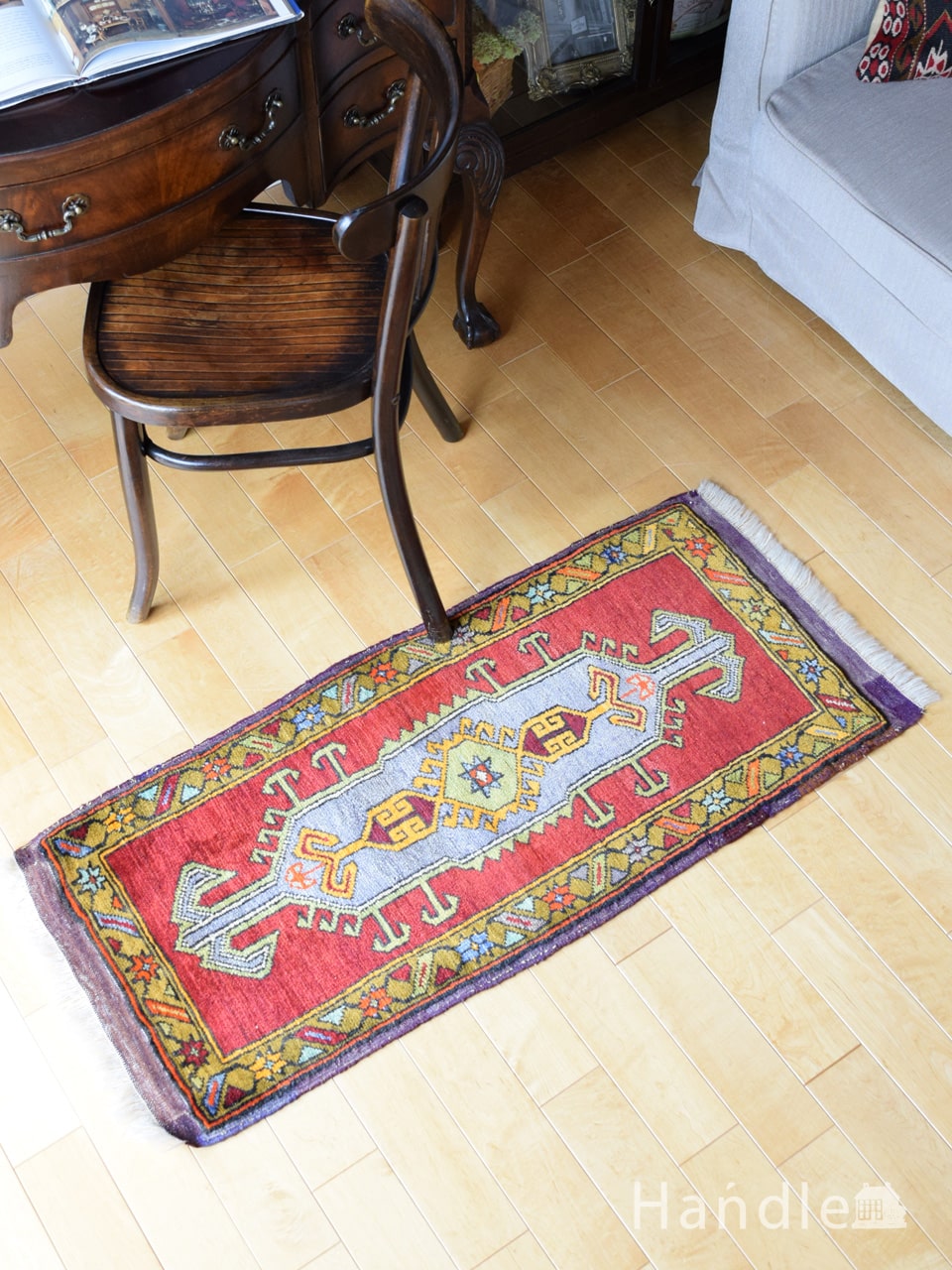 鮮やかな色の組み合わせで描かれたオールド絨毯、トルコのトライバルラグ (m-6519-z)