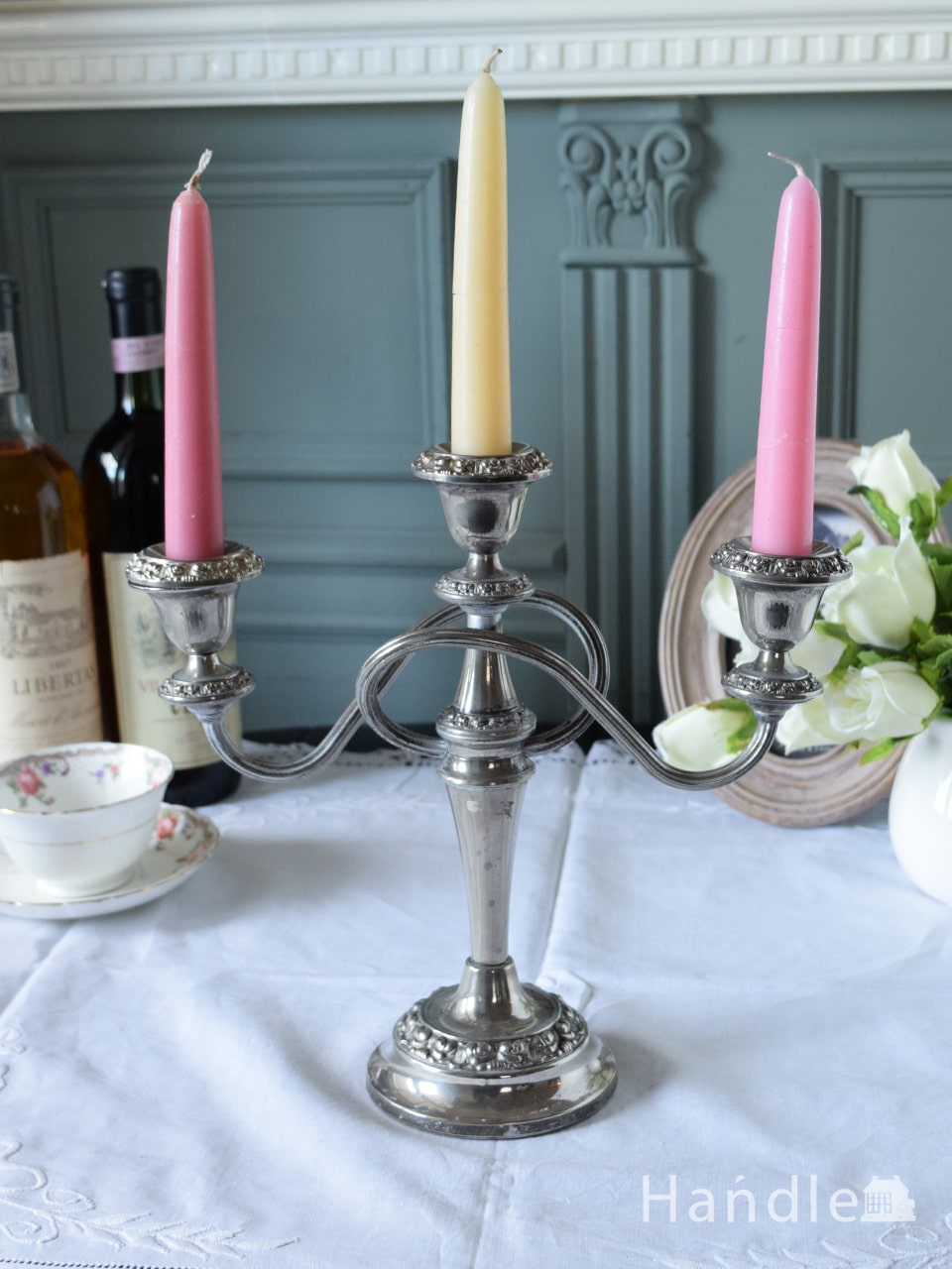 英国アンティークのシルバープレートの燭台、装飾が豪華なキャンドルスタンド（3本用）