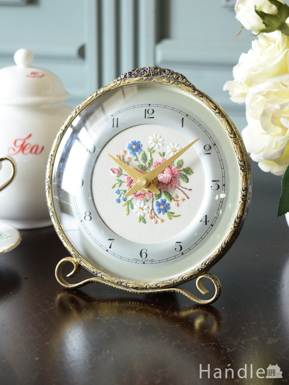 フランスのアンティーク時計、お花の刺繍が優雅なプチポワンの置き時計