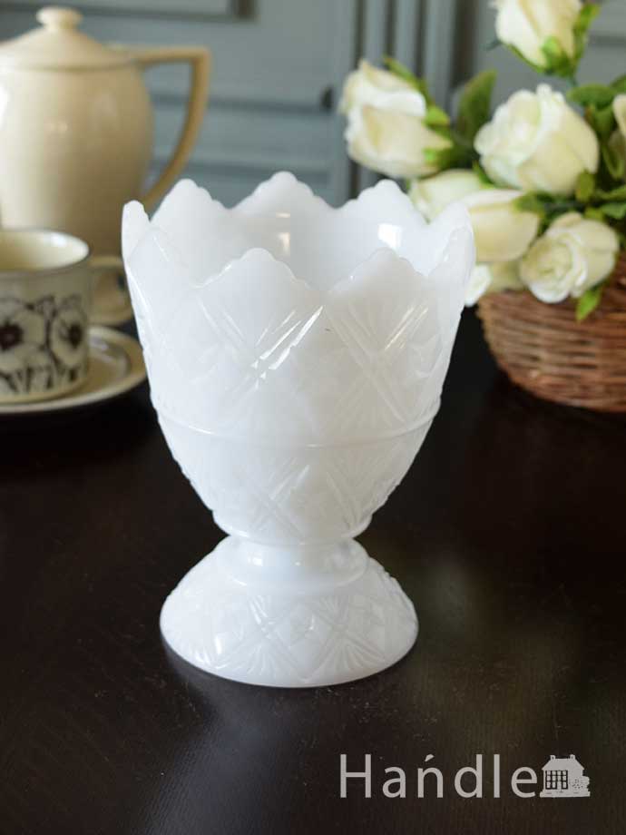 ミルク色のアンティークガラスの雑貨、ミルクガラスの脚付きフラワーベース (m-5949-z)