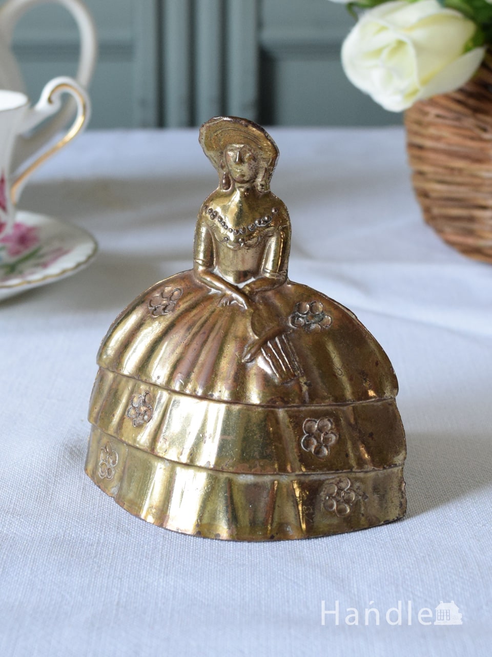英国で見つけたアンティークの真鍮雑貨、ドレスを着た女性のベル (m-6782-z)