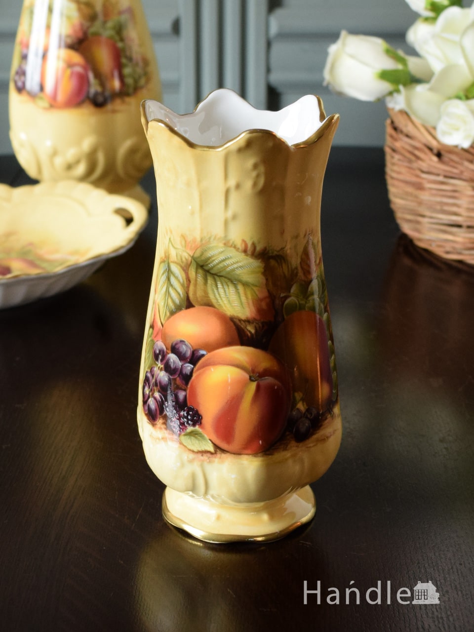 エインズレイ窯Orchard Gold(オーチャードゴールド)のアンティーク花器、フルーツ柄のフラワーベース小 (m-6690-z)