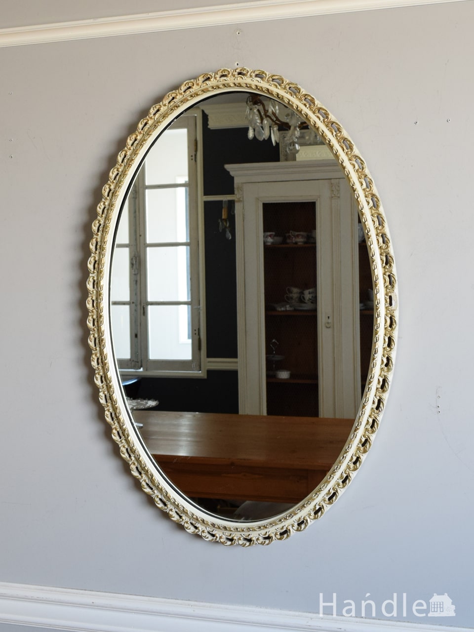 フランスのアンティークの壁掛け鏡、白いモールディングの枠がおしゃれなミラー (k-5278-z)
