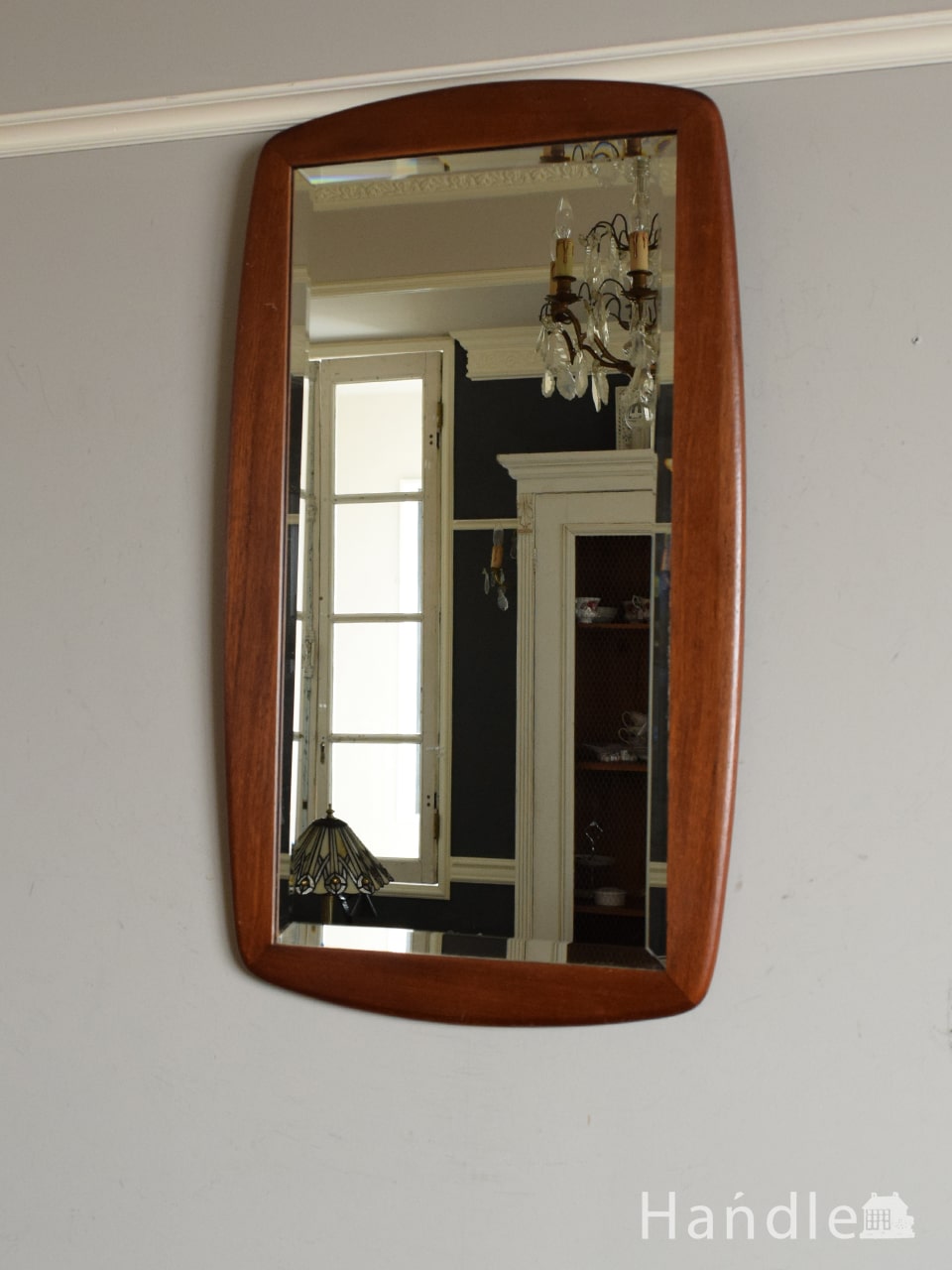 木製フレームがおしゃれなビンテージの鏡、北欧スタイルのお部屋にピッタリのウォールミラー