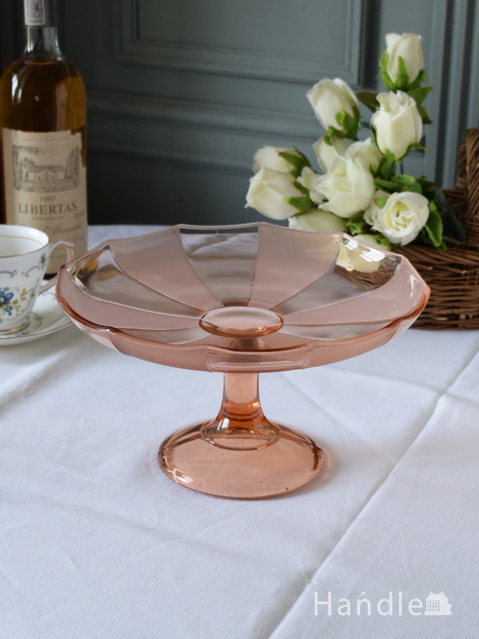 アンティークガラスの食器、めずらしい赤い色のプレスドグラスのケーキ