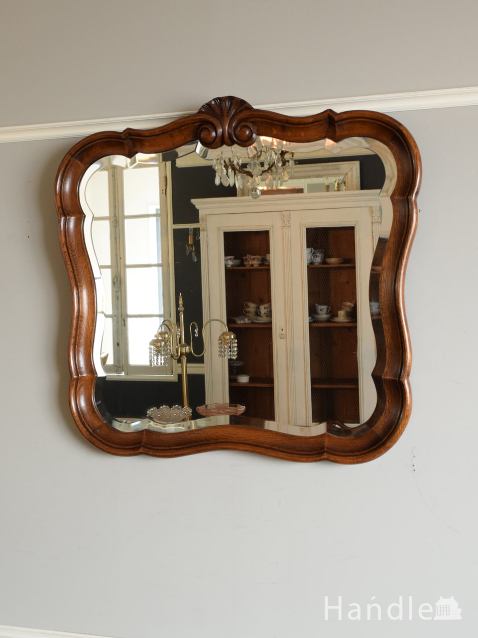 アンティークのおしゃれな木枠ミラー、優雅な彫が入ったゴージャスな壁掛けの鏡
