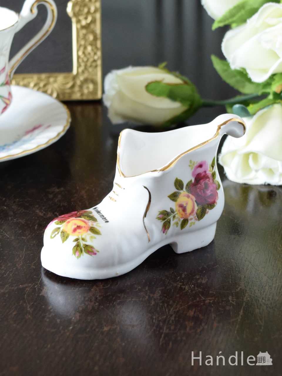 靴の形をしたおしゃれなアンティークオブジェ、バラのブーケが描かれた