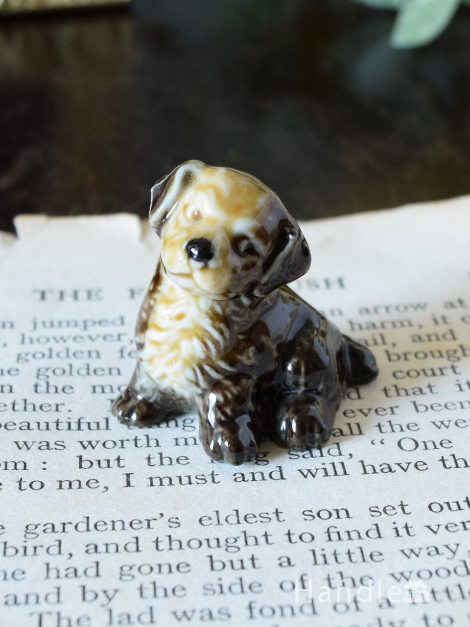 イギリスで見つけたWADE社のビンテージ陶器、Whimsiesシリーズの犬のフィギア(子犬) (m-6319-z)