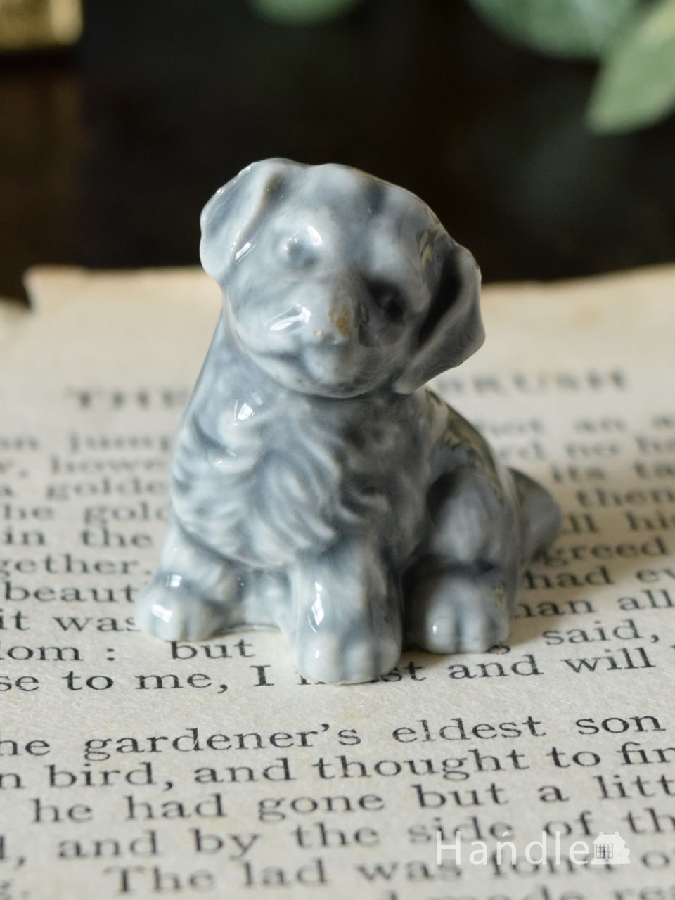 イギリスで見つけたWADE社のビンテージ陶器、Whimsiesシリーズの犬のフィギア（子犬） (m-6325-z)