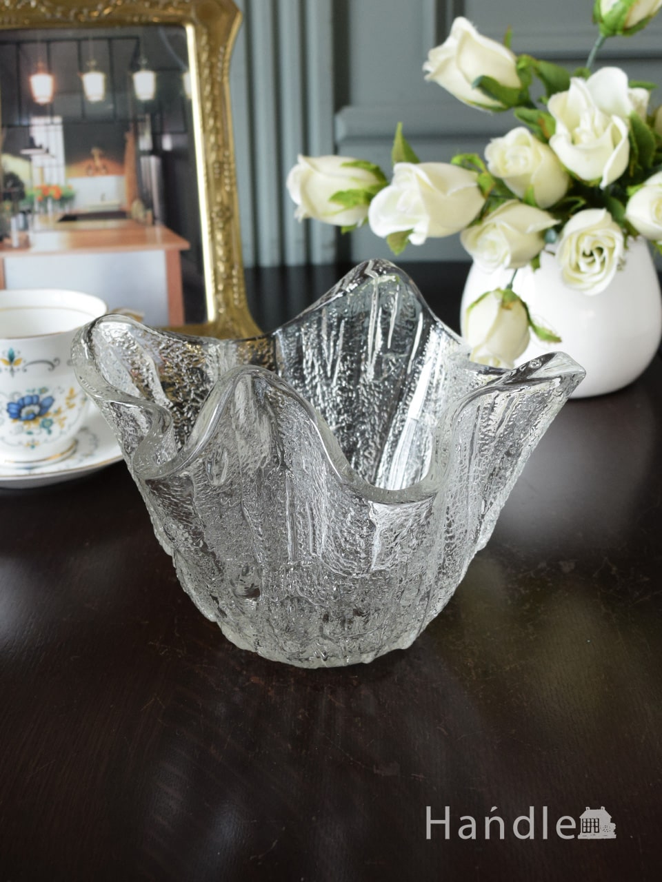 芸術的な形がおしゃれなガラスの器、 英国アンティークのプレスドグラスの花器 (pg-7570)