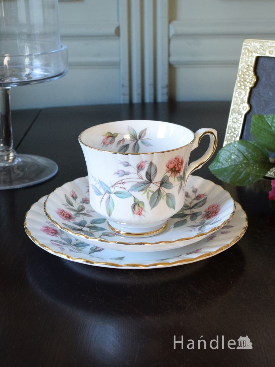 英国で見つけたアンティークのおしゃれな紅茶カップ、ロイヤルスタッフォード（BRAMBLE ROSE）のトリオ (m-6753-z)
