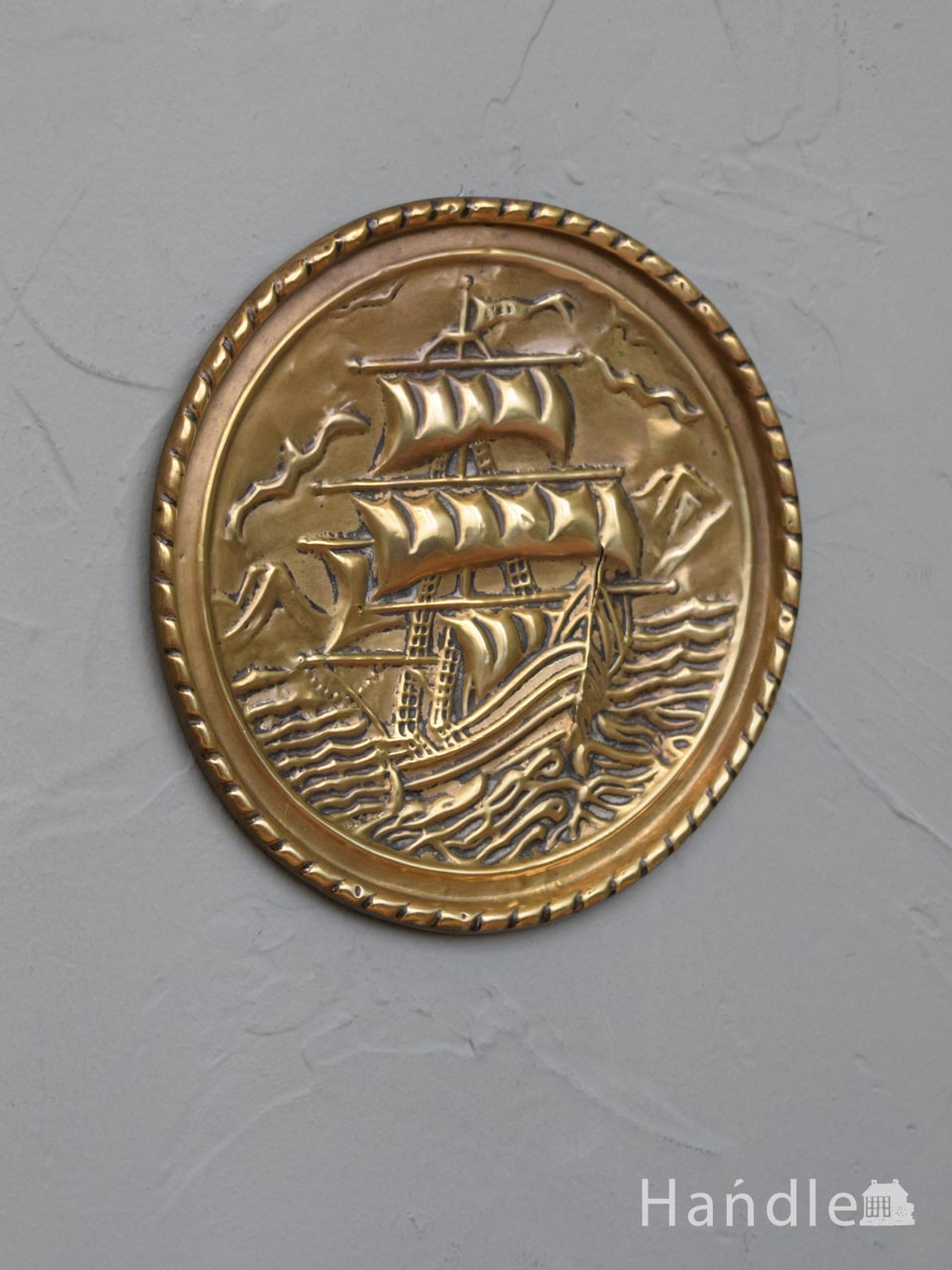 イギリスのアンティーク雑貨、帆船の型押しがカッコいい真鍮製の飾り皿（ラウンドプレート） (m-6649-z)
