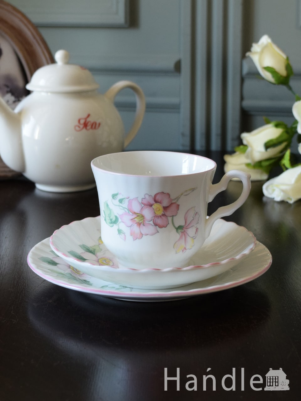 英国で見つけたアンティークのおしゃれな紅茶カップ、ロイヤルスタッフォード窯のトリオ