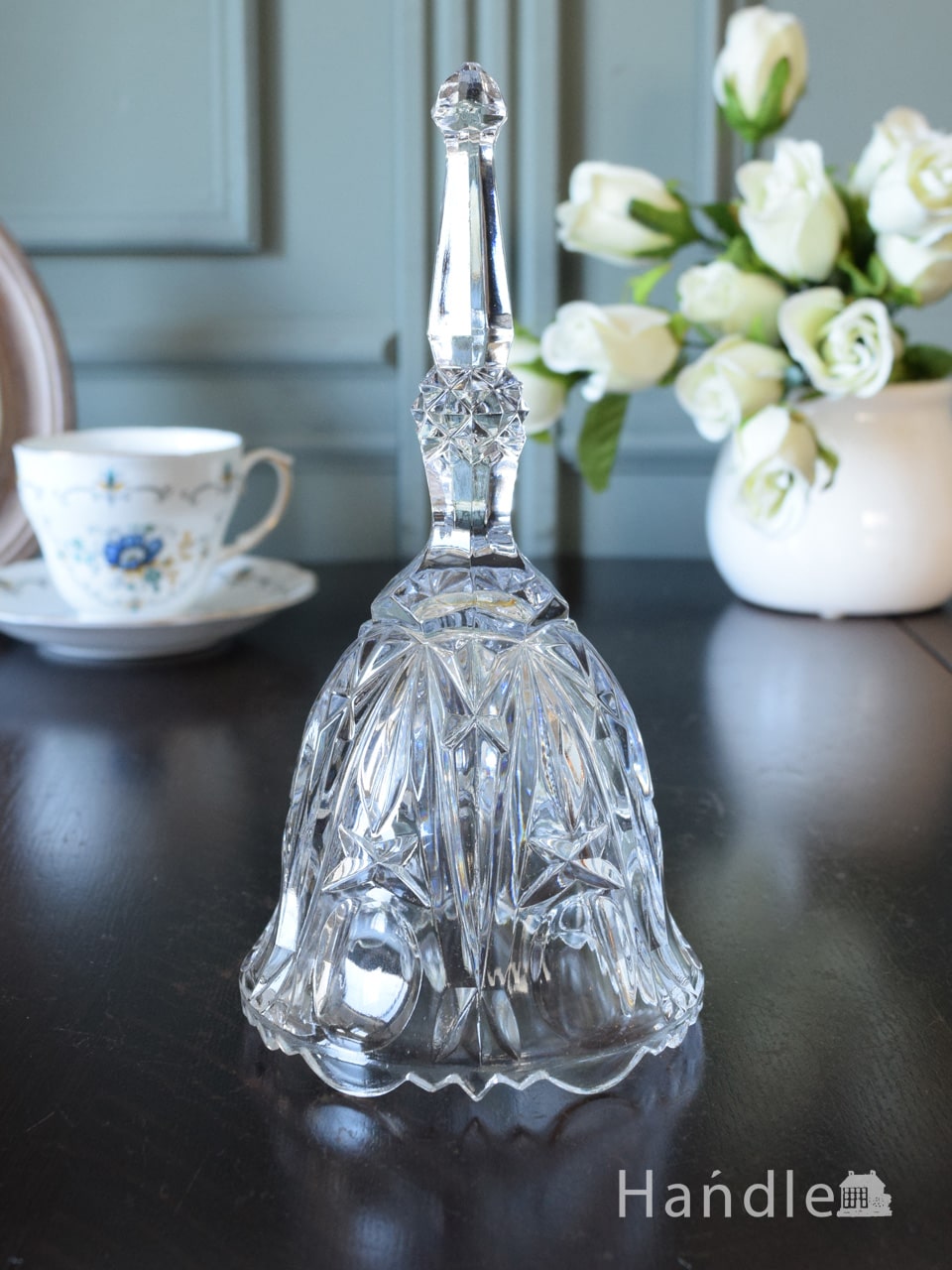 イギリスのアンティークガラス雑貨、縁取りのフリルが可愛いプレスドグラスのベル (pg-7701)