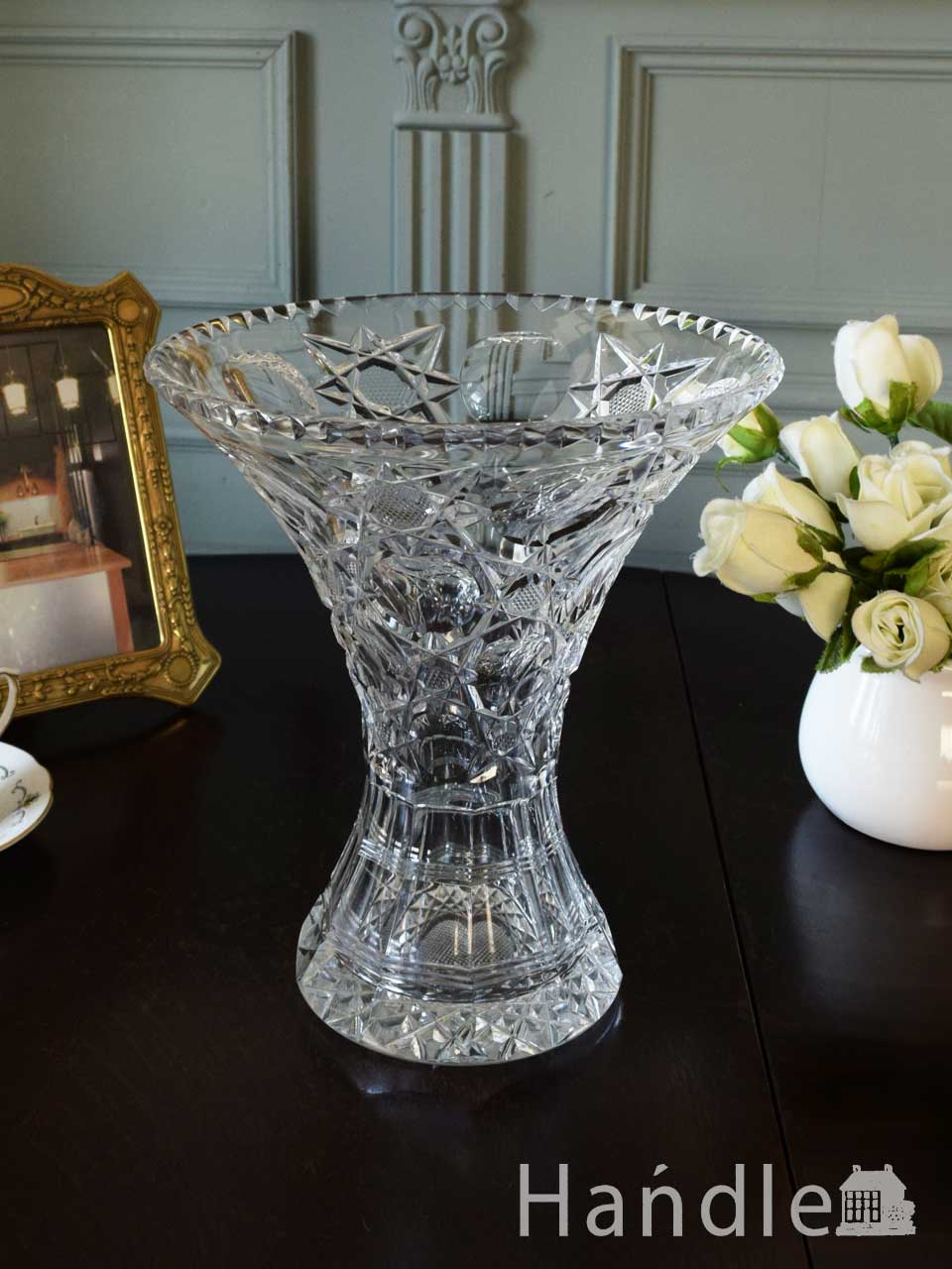 アンティークガラスの花瓶、イギリスで見つけたキラキラ輝く美しいフラワーベース