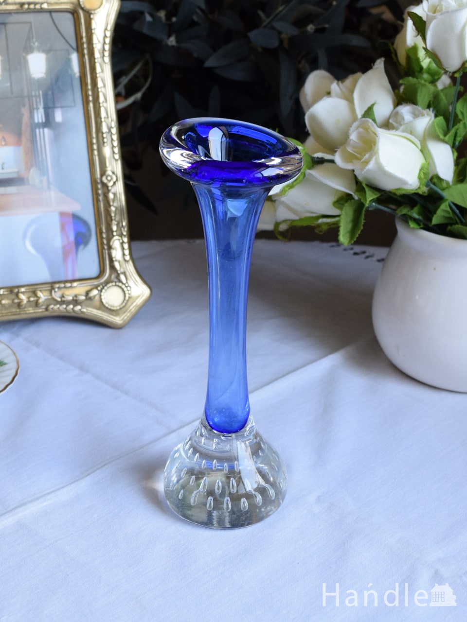 アンティークガラスの花器、爽やかなブルー色のガラスのフラワーベース