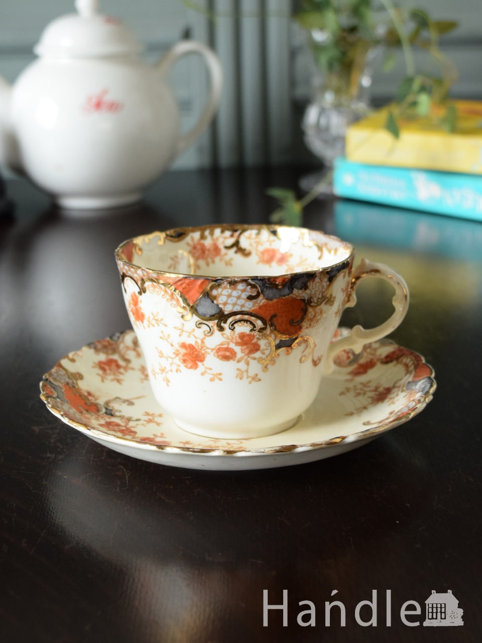 英国エインズレイ窯のアンティークの食器、手描きで描かれた模様が美しいカップ＆ソーサー