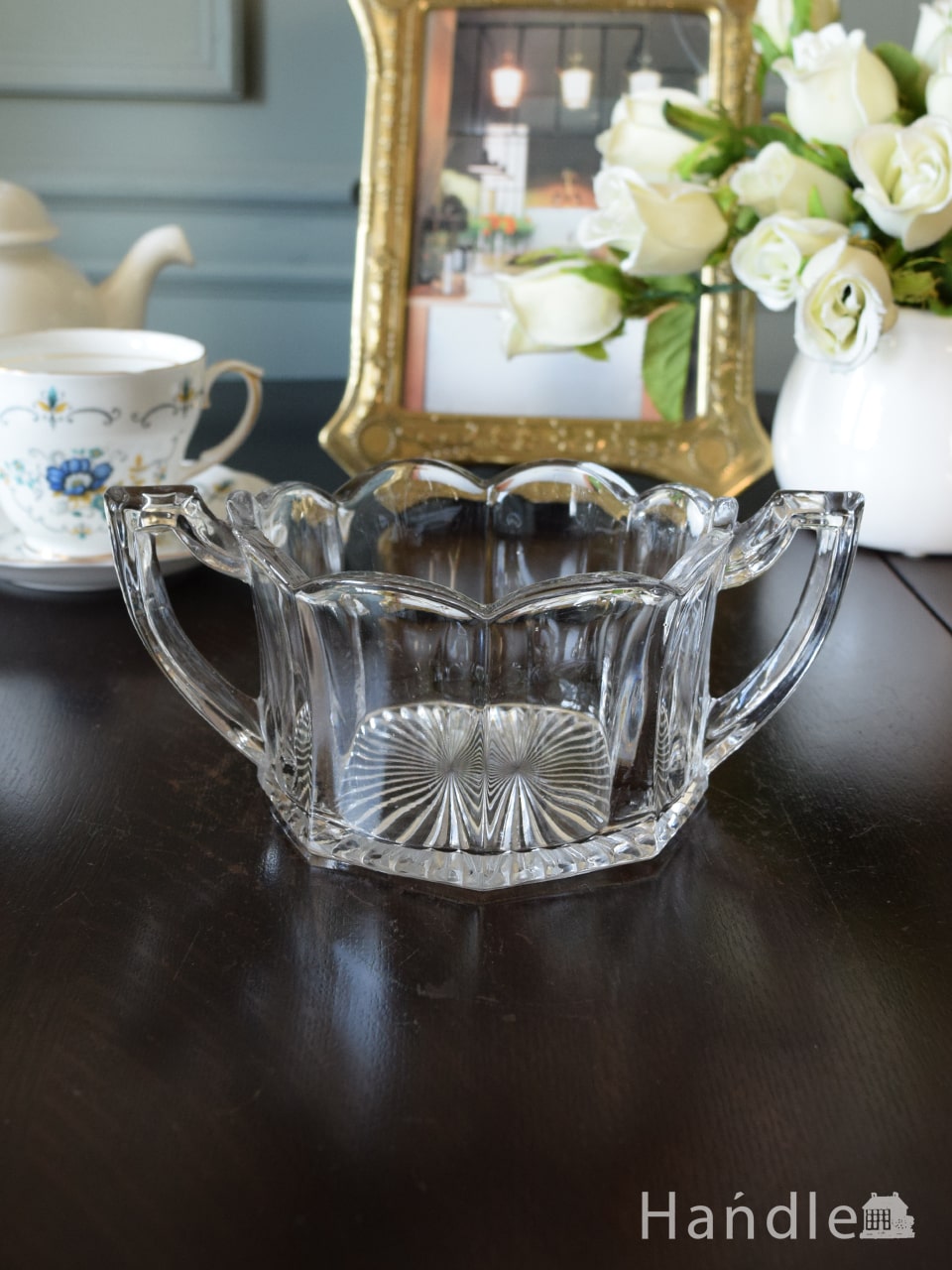 イギリスで見つけたアンティークガラスの器、持ち手が付いた可愛いプレスドグラス (pg-7744)