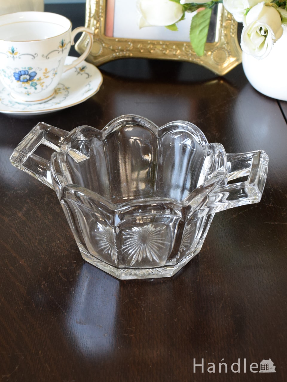 イギリスで見つけたアンティークガラスの器、持ち手が付いた可愛いプレスドグラス (pg-7747)