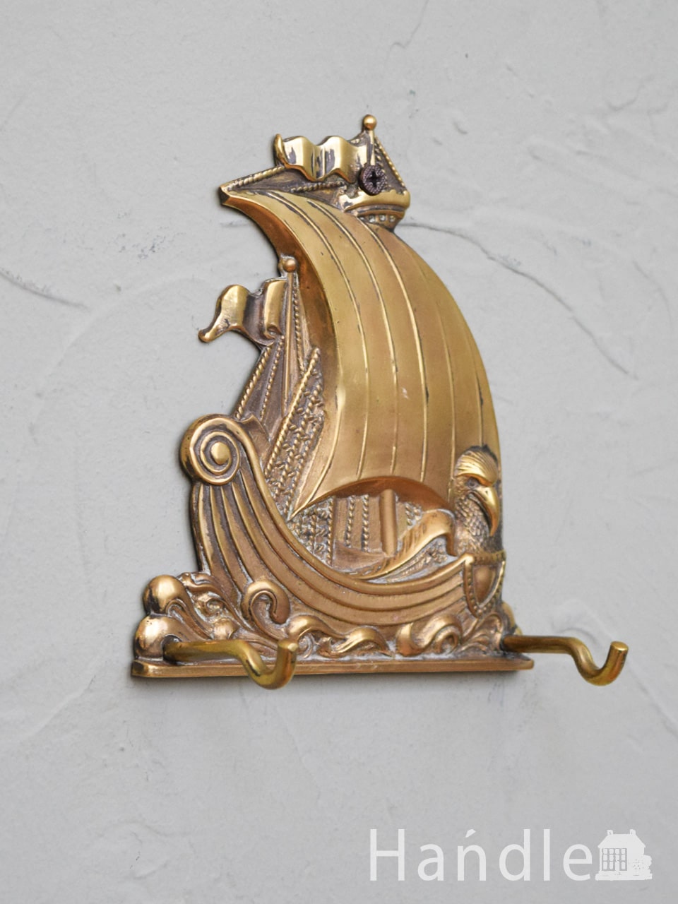 英国から届いた真鍮製のアンティーク壁付けフック、帆船モチーフの