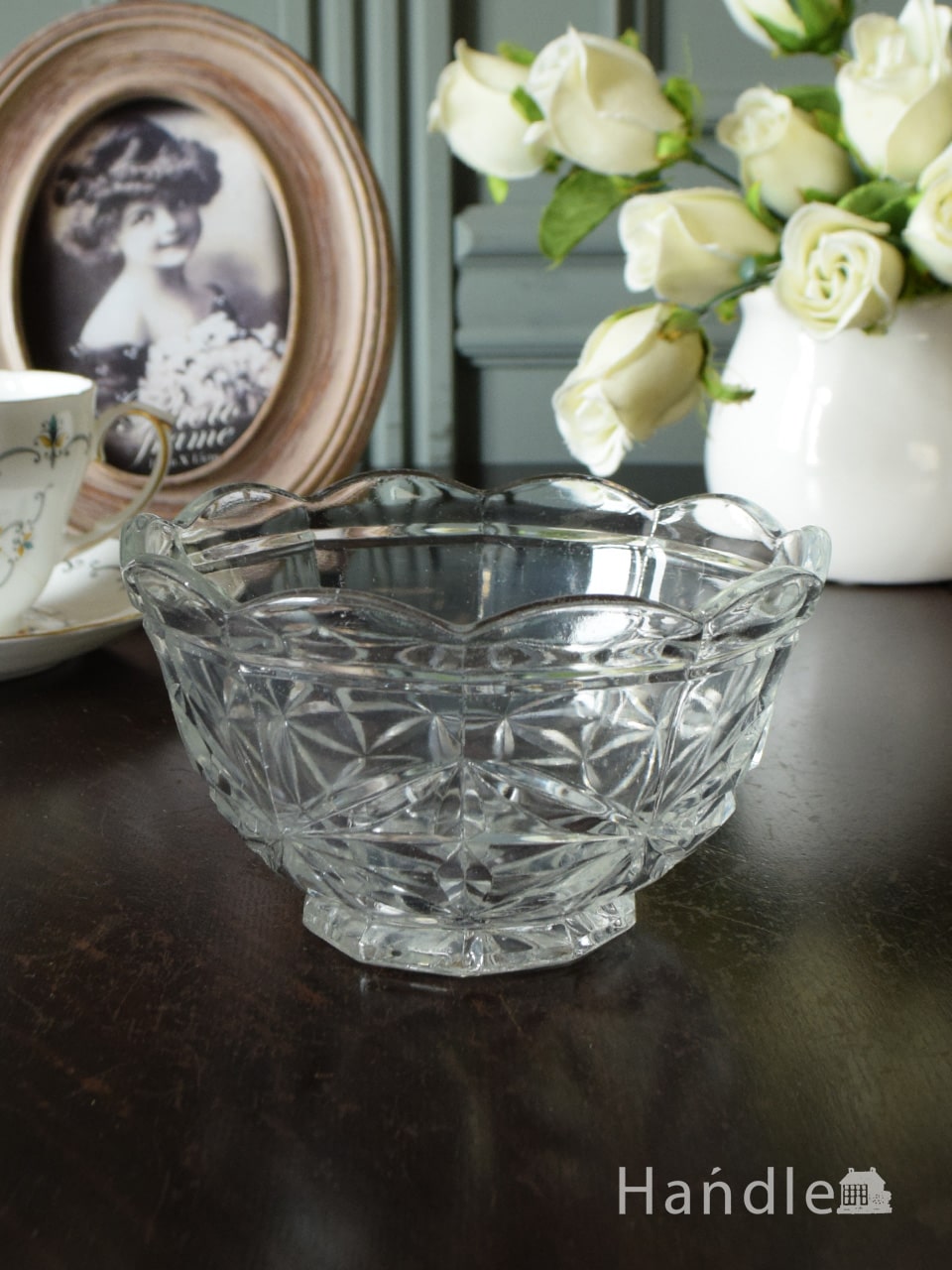 イギリスアンティークガラス雑貨、縁取りのフリルが華やかなプレスドグラスのボウル (pg-7780)