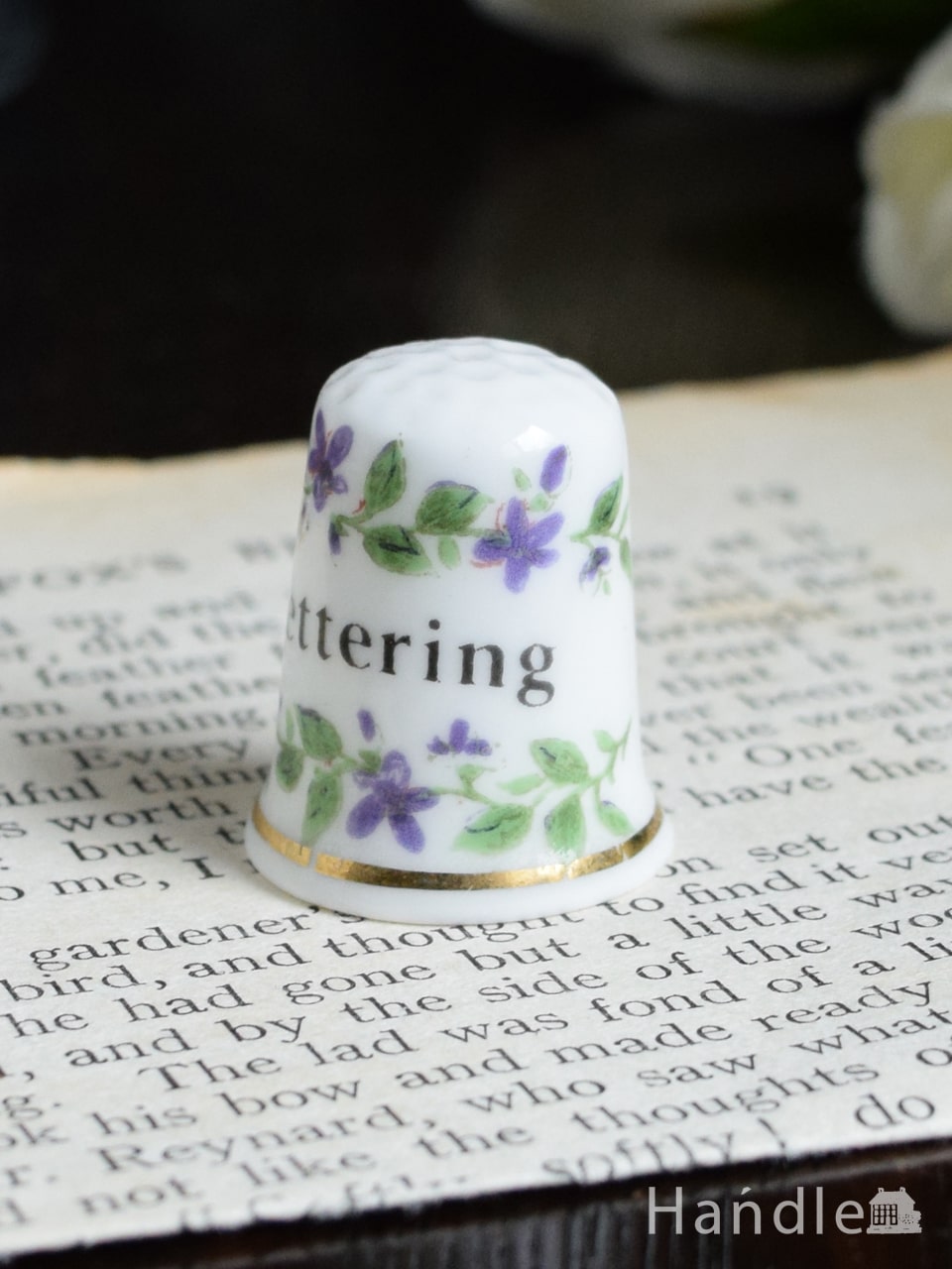 イギリスのアンティーク雑貨、お花の陶器製のシンブル(Kettering) (m-6344-z)
