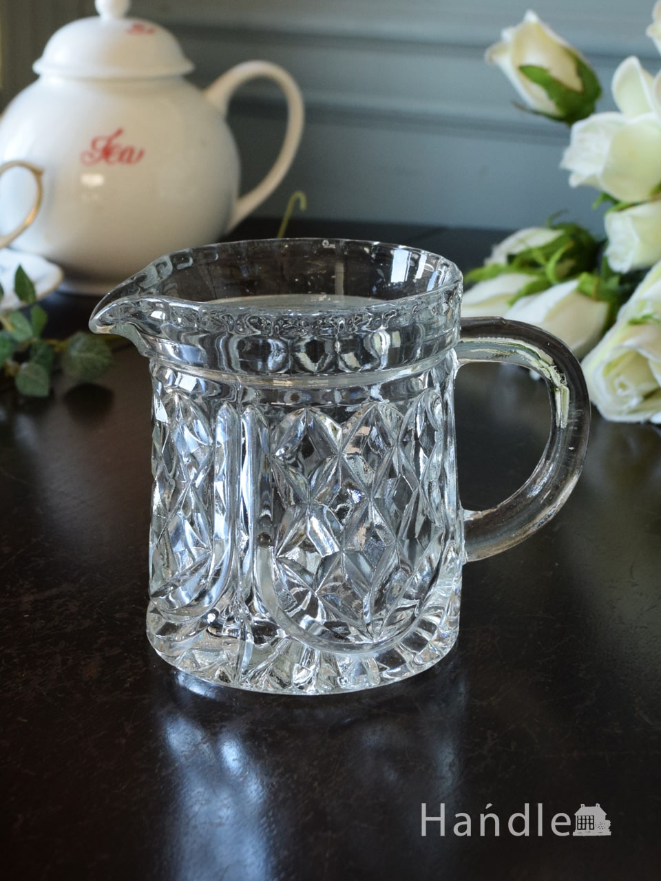 英国アンティークガラスのおしゃれな食器、型押しされたガラス模様が輝くミルクピッチャー