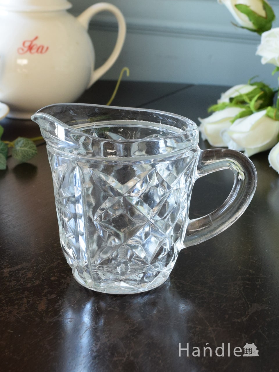 英国アンティークのプレスドグラス、大きなダイヤ形の型押しのガラス