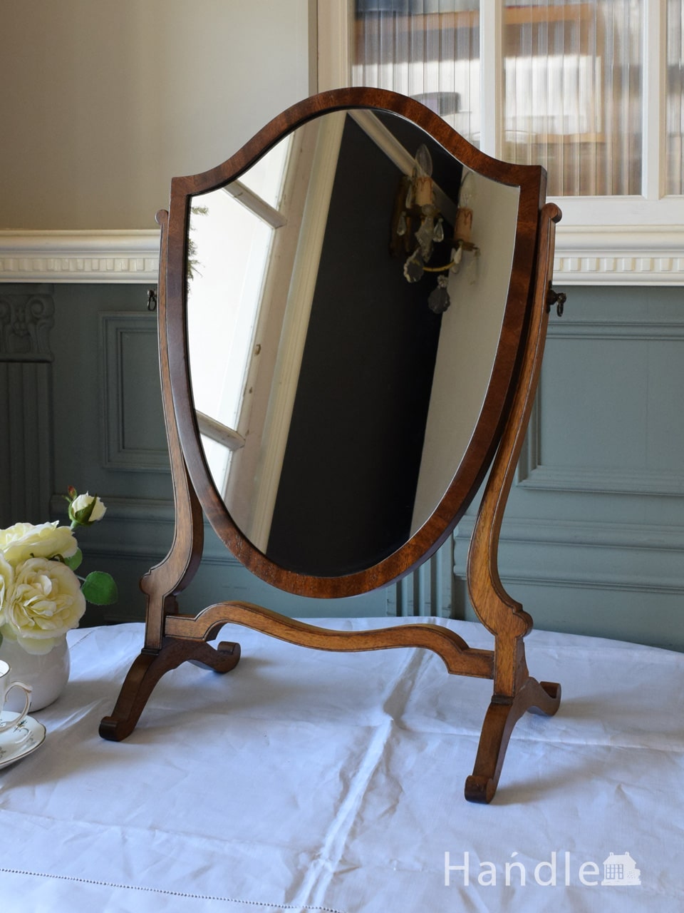 英国アンティークのおしゃれな鏡、盾の形をした木製のスタンドミラー(m