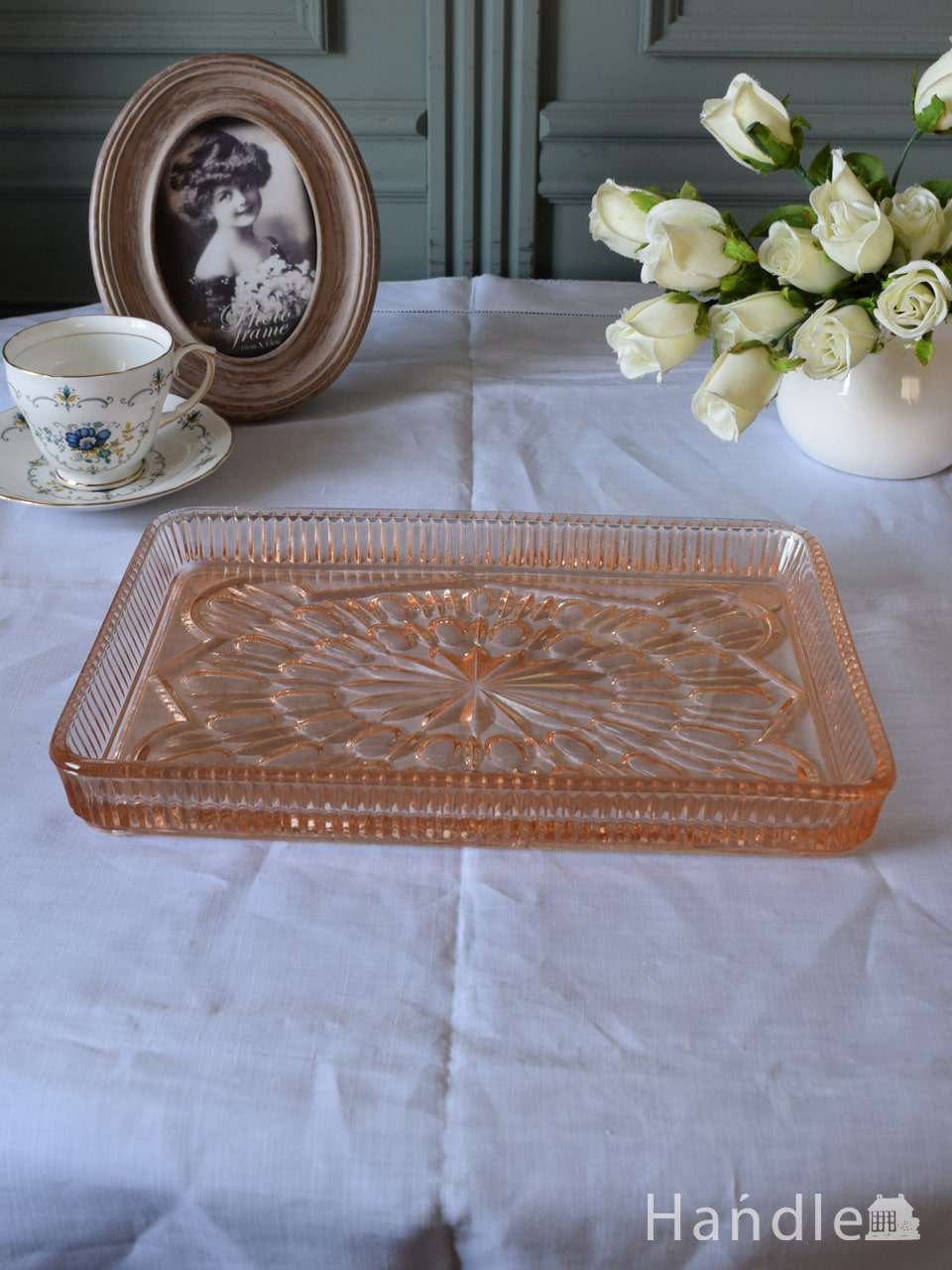 アンティークガラスの美しいプレート、めずらしい赤い色のプレスドグラスのトレイ (pg-7643)