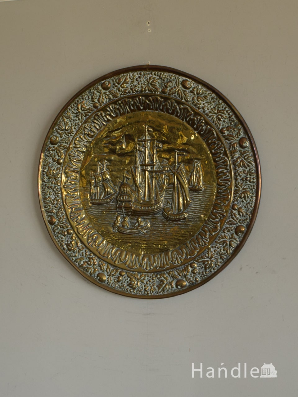英国で見つけたアンティーク雑貨、帆船の型押しがカッコいい真鍮製の飾り皿 (m-7138-z)