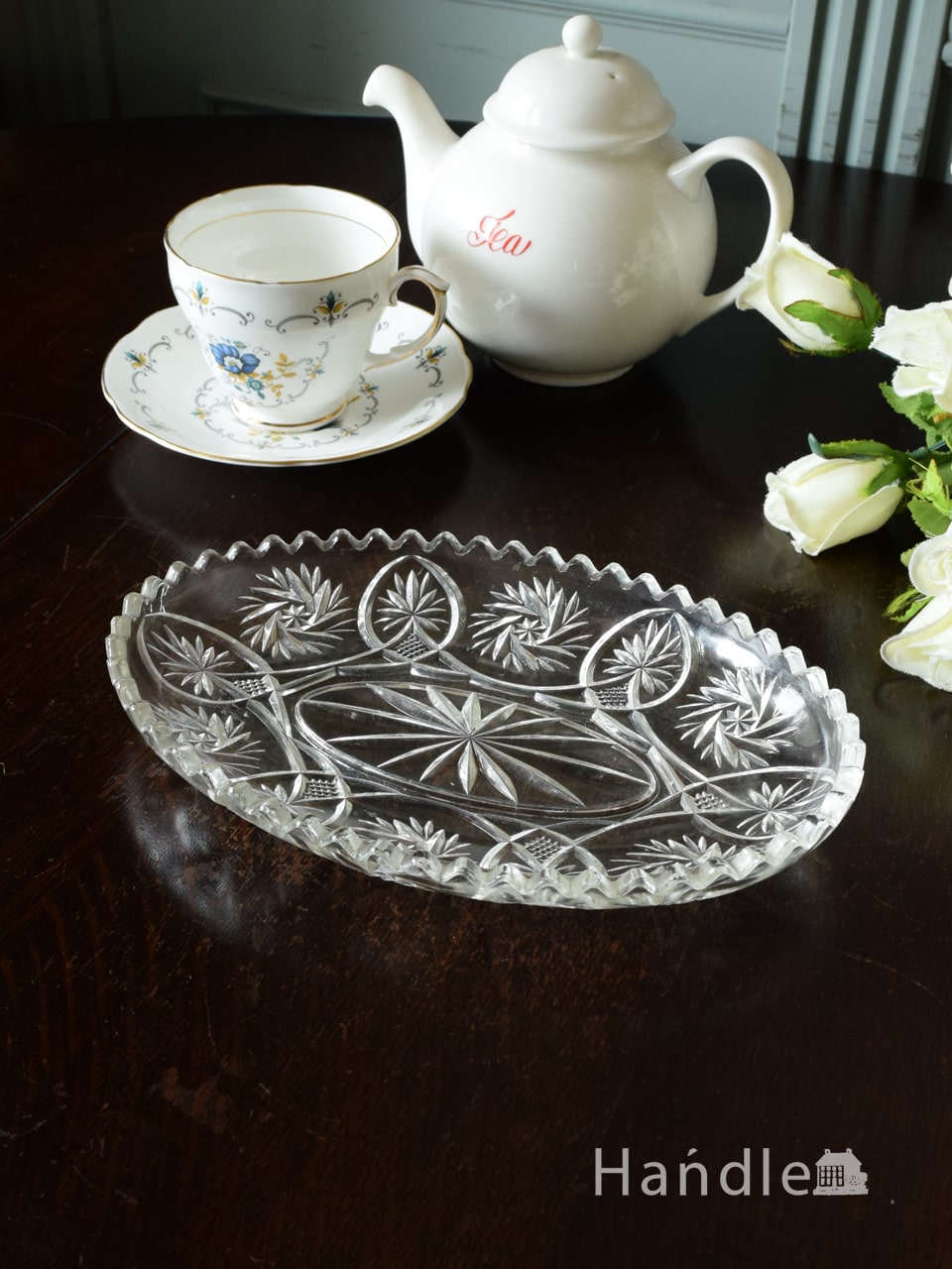 イギリスで見つけたアンティークガラスのプレート、お花が咲いた模様が華やかなプレスドグラスのお皿