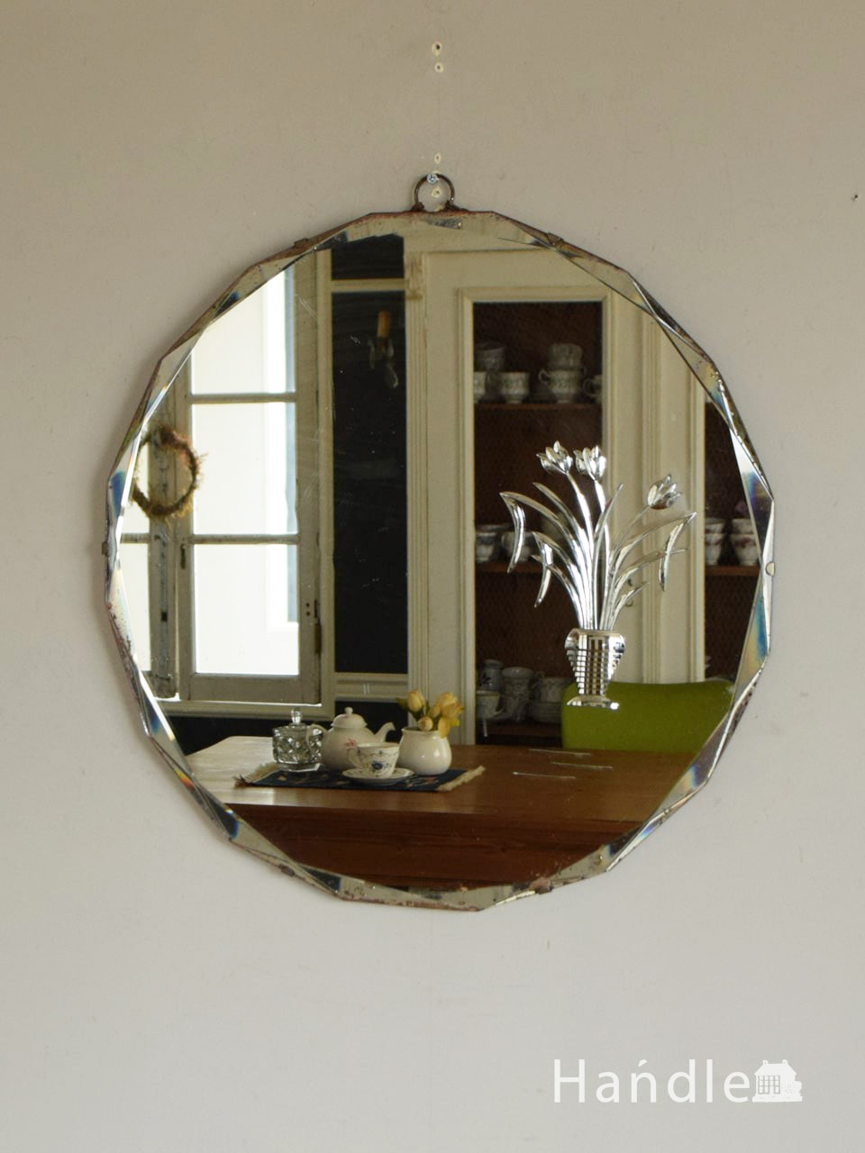 木製フレームがおしゃれなビンテージの鏡、北欧スタイルのお部屋に 