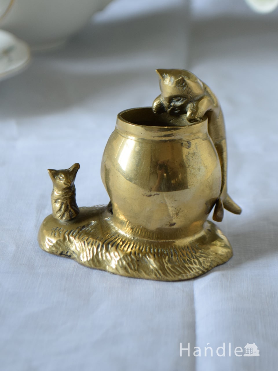 アンティークのブラスオブジェ、イギリスで見つけた小さな真鍮の壺を覗く猫のオブジェ