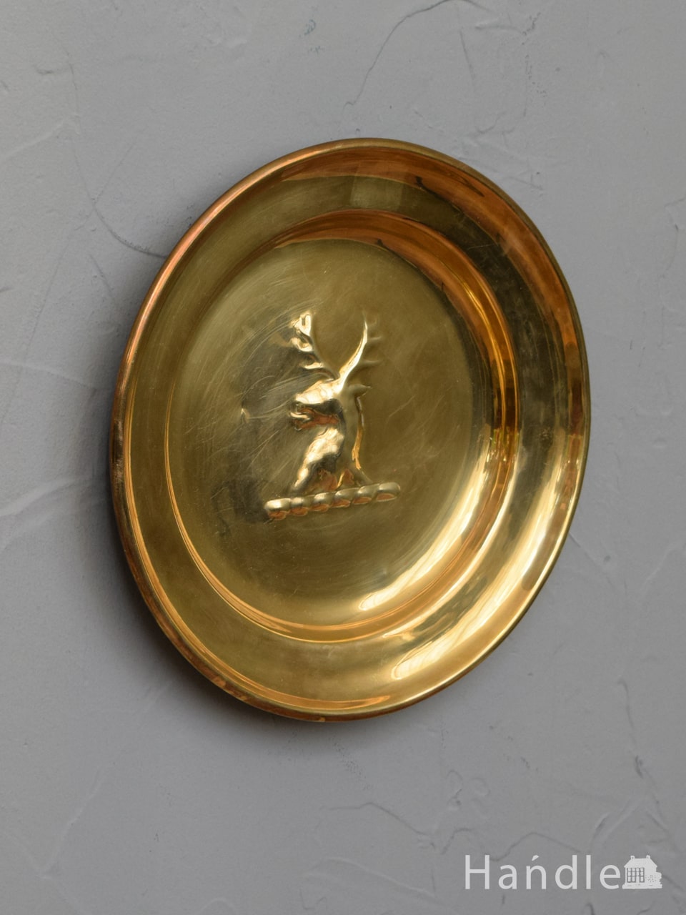 英国で見つけたアンティーク雑貨、トナカイの型押しがおしゃれな真鍮製の飾り皿 (k-5271-z)
