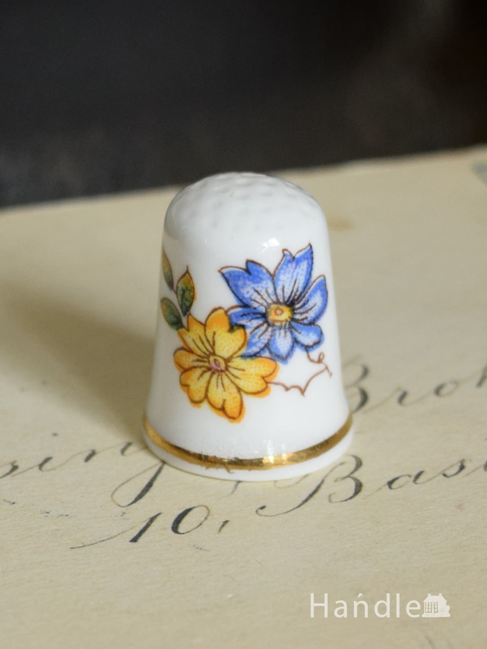 イギリスのアンティーク雑貨、青と黄色のお花の陶器製のシンブル（指貫） (m-7446-z)