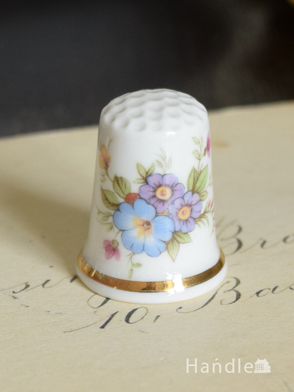優しいタッチで描かれたお花のブーケが可愛い、イギリスから届いた陶器製のアンティークシンブル (m-7448-z)