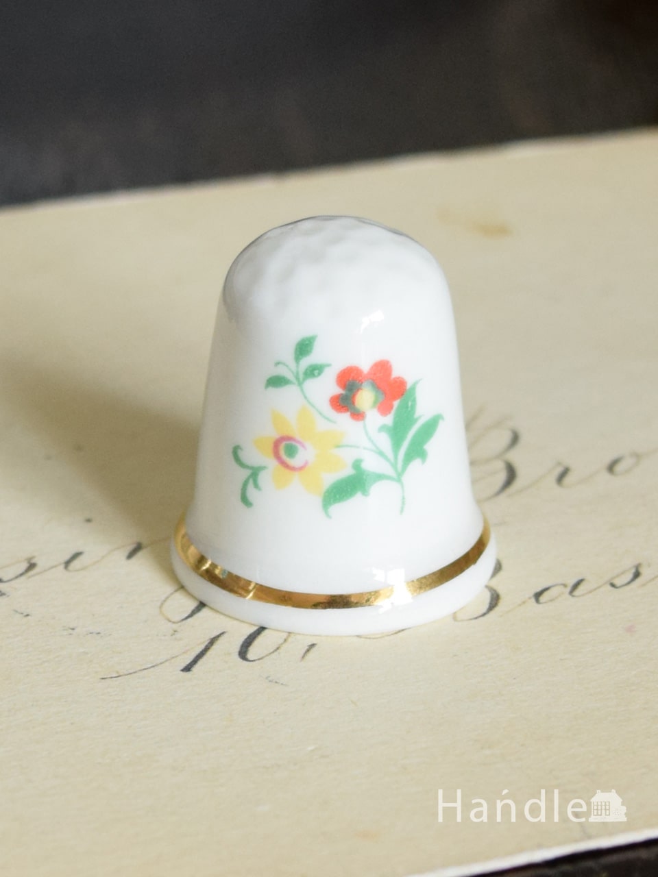 イギリスのアンティーク指貫、イエロー色のお花が可愛く描かれたシンブル（PHOENIX） (m-7450-z)